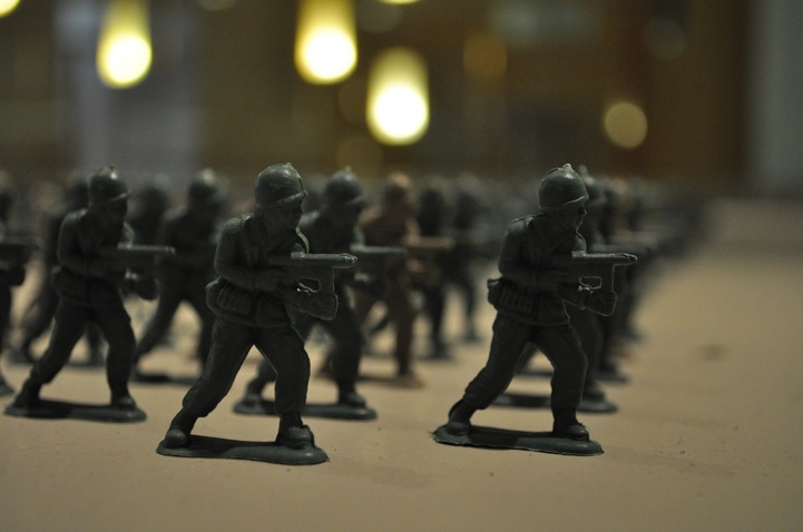 10,000 toy soldiers installation by Francis Hollenkamp 10,000 toy soldiers installation by Francis Hollenkamp