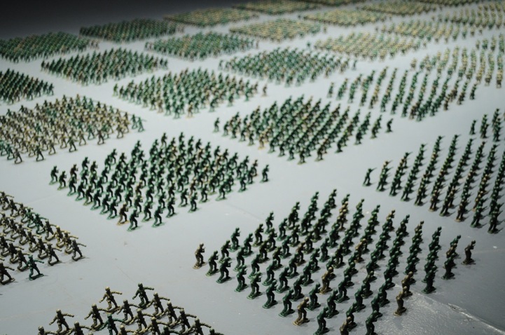 10,000 toy soldiers installation by Francis Hollenkamp