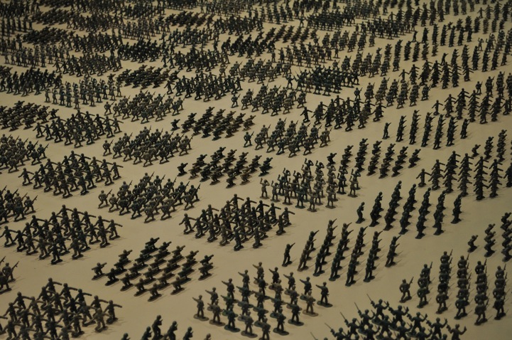 10,000 toy soldiers installation by Francis Hollenkamp 10,000 toy soldiers installation by Francis Hollenkamp