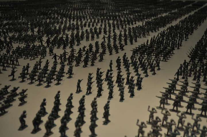 10,000 toy soldiers installation by Francis Hollenkamp 10,000 toy soldiers installation by Francis Hollenkamp