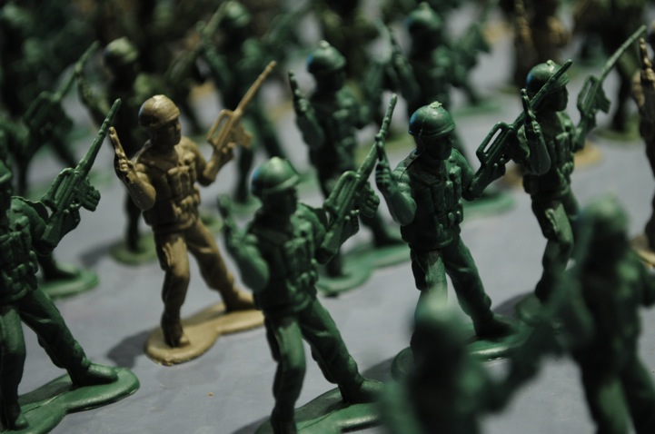 10,000 toy soldiers installation by Francis Hollenkamp