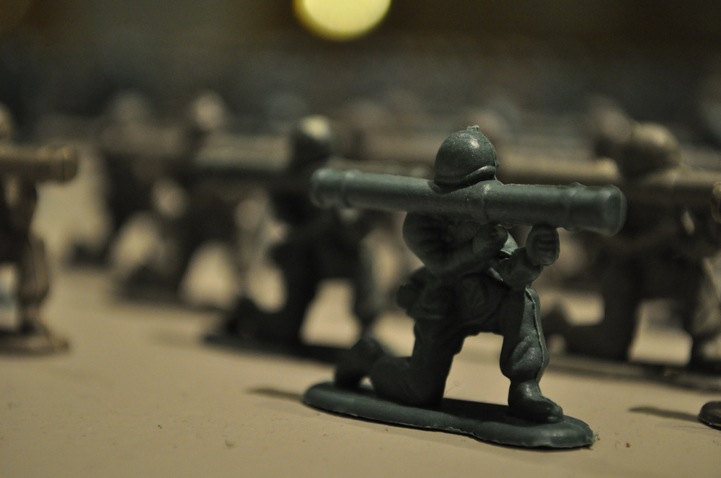 10,000 toy soldiers installation by Francis Hollenkamp