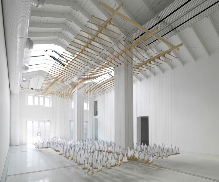 Soothing Sculpture Sails on an Invisible Sea